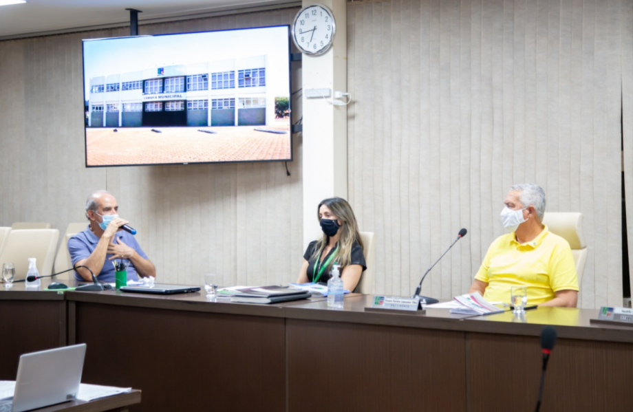 Sessão conta com a presença do Sr. Prefeito Municipal Ivanir Deladier da Costa e Secretário Alexander de Oliveira Valadares, que prestam esclarecimentos sobre as obras dos Bairros Simão da Cunha e Santa Terezinha